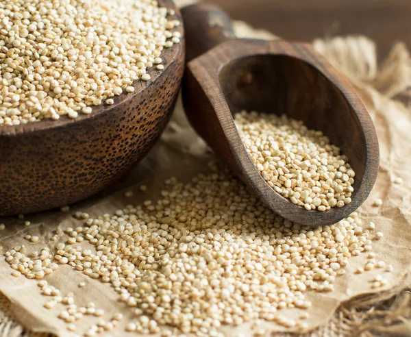 Beyaz Quinoa bir tahta kaşık ve kase — Stok fotoğraf