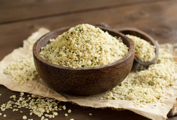 Bir kaşık ile bir kase içinde pişmemiş kenevir tohumu 