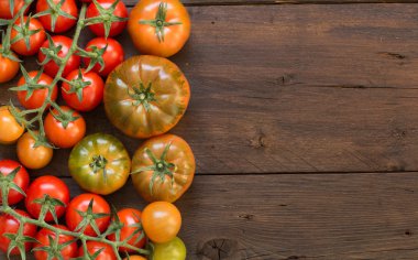 Ahşap arka planda taze domatesler