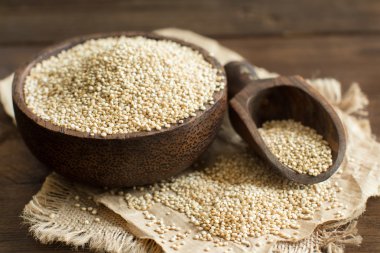 Bir tahta kaşıkla bir kasede beyaz Quinoa