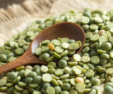 Bir kaşık ile kurutulmuş yeşil bezelye 