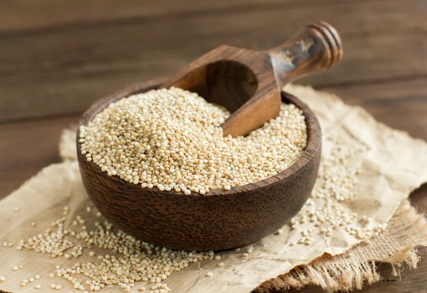 Bir tahta kaşıkla bir kasede beyaz Quinoa — Stok fotoğraf