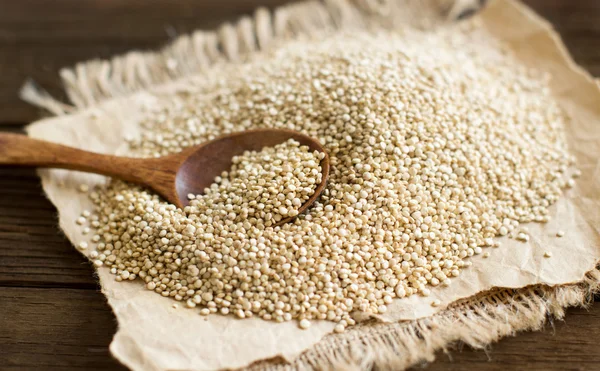 Beyaz Quinoa yığını bir kaşık ile — Stok fotoğraf