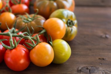 Ahşap arka planda taze domatesler