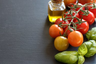 Kiraz domates, fesleğen ve zeytin yağı o