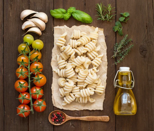 Massas, produtos hortícolas, ervas e azeite italianos — Fotografia de Stock