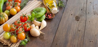 Ham fettucce makarna, sebzeler, otlar ve zeytinyağı 