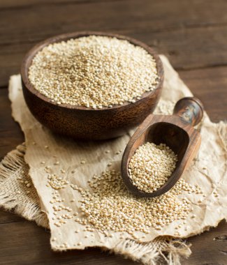 Bir tahta kaşıkla bir kasede beyaz Quinoa 