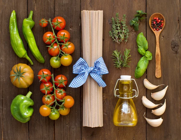 Fettucce crude pasta, verdure, erbe aromatiche e olio d'oliva — Foto Stock