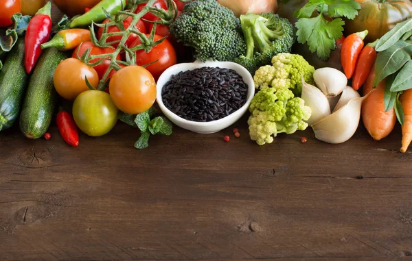 Arroz negro sin cocer en un tazón con verduras — Foto de Stock