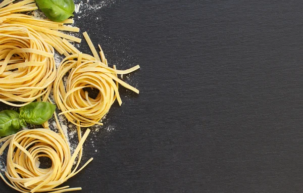 Fresh italian pasta and basil — Stock Photo, Image