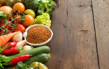 Bir kase sebze ile pişmemiş kahverengi darı 