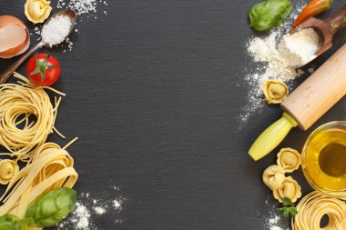 Taze makarna ve karanlık bir gemide malzemeler 