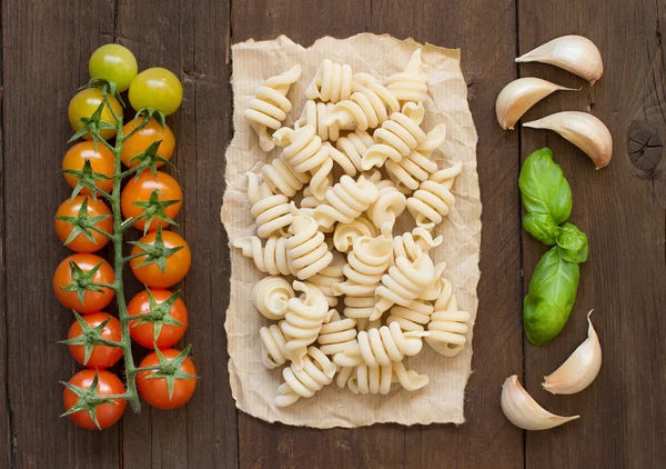 Pastas italianas crudas, albahaca y verduras — Foto de Stock