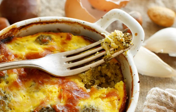 Gryta med broccoli på rustika bakgrund — Stockfoto