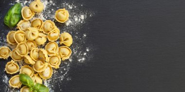 Ev yapımı ham İtalyan tortellini ve fesleğen 
