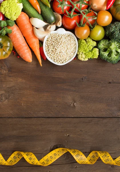 Grano de sorgo blanco con verduras y tipo de medición —  Fotos de Stock