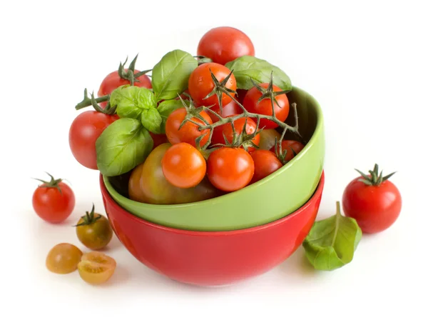 Pomodorini e basilico in ciotola — Foto Stock