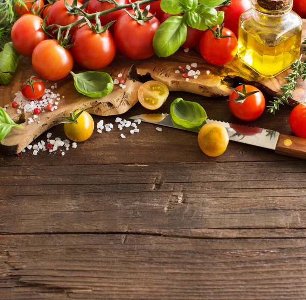 Cherry tomatoes, basil and olive oil — Stock Photo, Image