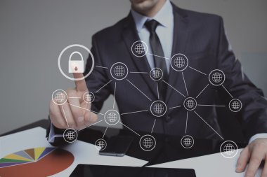 İş kadını sanal ekranlarda güvenlik düğmesine basArak,