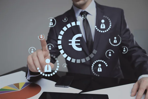 Бізнесмен штовхає віртуальну кнопку євро — стокове фото