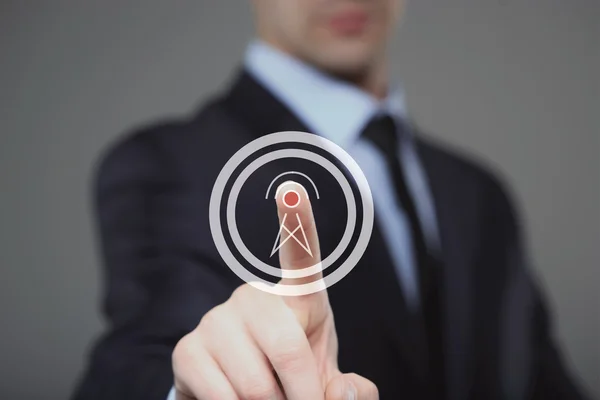 Hombre de negocios presiona icono torre de radio. concepto de negocio y tecnología —  Fotos de Stock