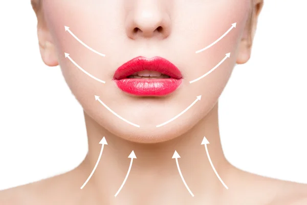 Yüzünde oklarla genç kadın portresi