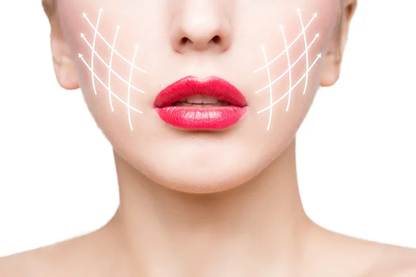 Yüzünde oklarla genç kadın portresi