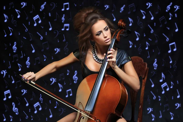 Hezká mladá žena hudebník hraje na violoncello — Stock fotografie