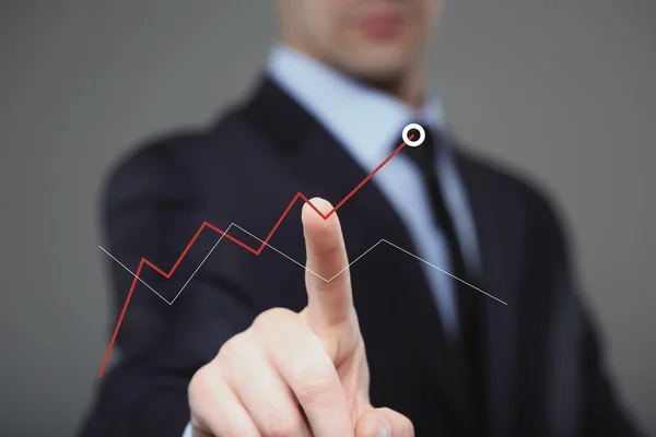 Empresário Tocando um gráfico indicando crescimento — Fotografia de Stock