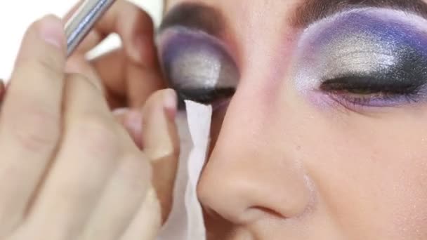 Make-up artist gör skuggan på ögonen — Stockvideo