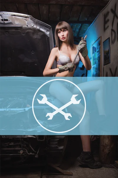 Ремонт иконки автомобиля на фоне женщины-механика — стоковое фото