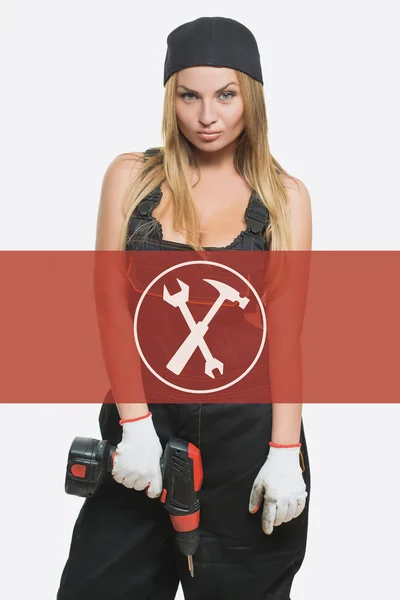 Sexy Frau mit einem Akkuschrauber. Reparatur-Symbol im Hintergrund. — Stockfoto