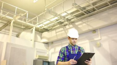 Yakışıklı mühendisi onun projesi üzerinde çalışıyor. O bir plan tutan ve bir kenara düşünceli arıyorum.