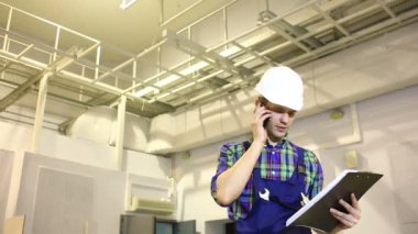 Yakışıklı mühendisi onun projesi üzerinde çalışıyor. O bir plan tutan ve bir kenara düşünceli arıyorum. Evet