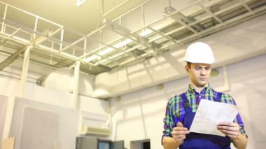 Yakışıklı mühendisi onun projesi üzerinde çalışıyor. O bir plan tutan ve bir kenara düşünceli arıyorum.