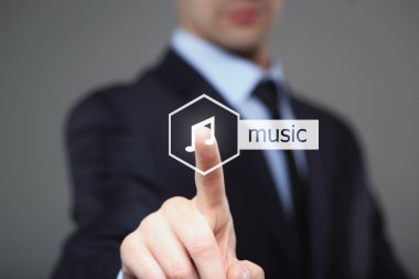 sanal ekranlarında müzik uygulama düğmesine basarak işadamı