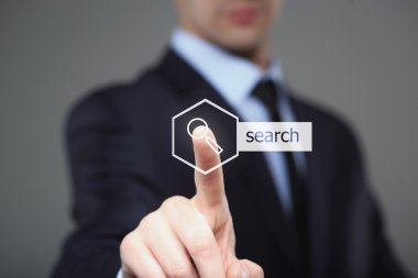teknoloji ve internet kavramı - sanal ekranlarda arama düğmesine basarak işadamı