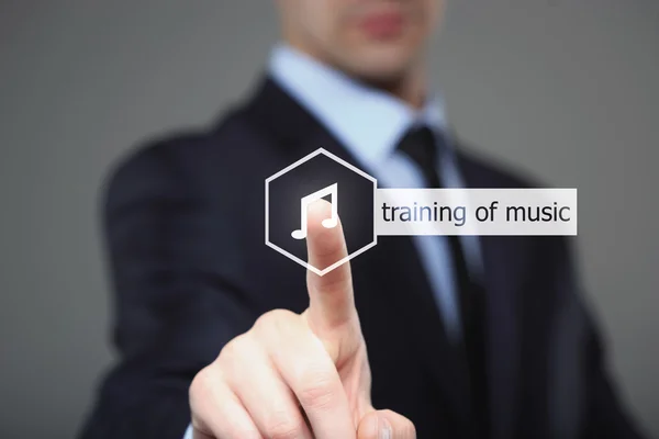 Бизнесмен нажимает тренинг Музыкальная кнопка на виртуальных экранах — стоковое фото