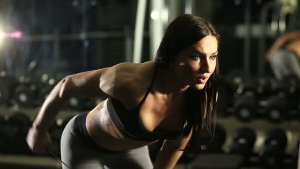 Chica de fitness en el gimnasio — Vídeo de stock