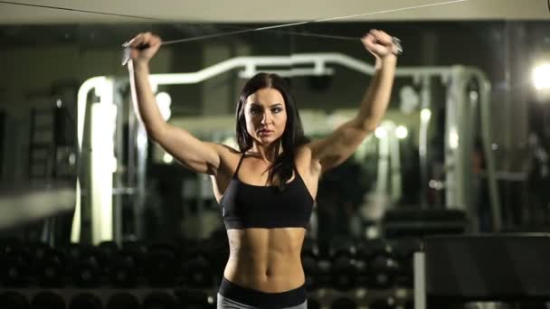 Chica en el gimnasio. Entrenamiento de peso. Trabajar en los músculos de la espalda. culturismo — Vídeos de Stock