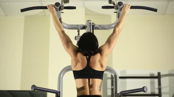 Chica de fitness haciendo pull-ups — Vídeo de stock