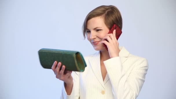 Venta, el consumismo, la moda, la comunicación y el concepto de la gente - mujer joven feliz con bolsas de compras elegir bolsa y llamar a un teléfono inteligente — Vídeo de stock