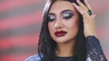 Dudak yalama. Yakın çekim genç kadının Dudak yalama