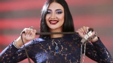 sivri bir köpek tasması tutan seksi kız