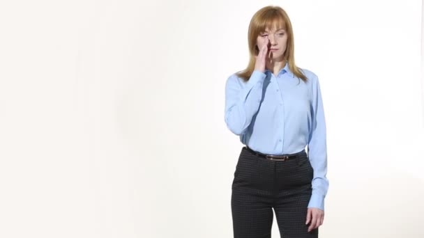 Scratching his nose. lies gesture. girl in pants and blous.  Isolated on white background. body language. women gestures. nonverbal cues — ストック動画