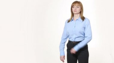 elleri göğsünde geçti. bariyer, hoşnutsuzluk kapalı. Kız pantolon ve blous. Beyaz arka plan üzerinde izole. beden dili. kadın hareketleri. sözsüz ipuçları