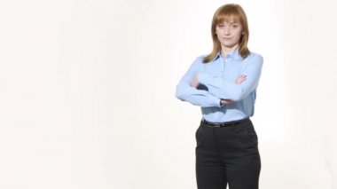 elleri göğsünde geçti. bariyer, hoşnutsuzluk kapalı. Kız pantolon ve blous. Beyaz arka plan üzerinde izole. beden dili. kadın hareketleri. sözsüz ipuçları