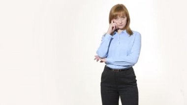 parmak onun tapınağına. karar ve şüphecilik. Kız pantolon ve blous. Beyaz arka plan üzerinde izole. beden dili. kadın hareketleri. sözsüz ipuçları