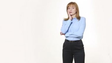 Yanak eliyle yedekler. Kız pantolon ve blous. Beyaz arka plan üzerinde izole. beden dili. kadın hareketleri. sözsüz ipuçları